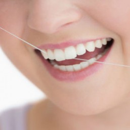Sử dụng chỉ nha khoa không đúng có thể khiến răng bị tổn thương